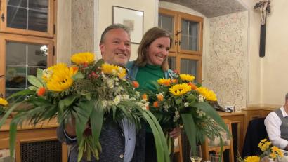 Bild: knz
Die AfD hat die Grünen überholt, dass Laura Weber (r.) in den Landtag kommt, ist am Abend auch noch nicht sicher. Blumen gab es aber trotzdem schon mal für sie und Kollegen Ali Zant (l.).