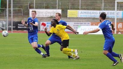 Bild: war
Der Amberger Adoubacar Fanneh erzielte den Amberger Siegtreffer und beschäftigt in dieser Szene gleich drei Etzenrichter Abwehrspieler.
