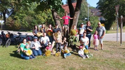 Bild: Thomas Zintl/exb
Die Teilnehmer der Sonnenblumen-Aktion des Gartenbau- und Ortsverschönerungsvereins Muschenried bekommen Urkunden und Preise überreicht.
