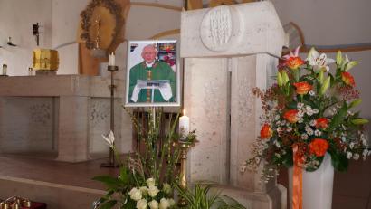 Bild: fvo
Am Altar der Pfarrkirche St. Sebastian in Waldthurn, die Pfarrer Andreas Renner vor 40 Jahren mit erbaut hatte, steht bei der Trauerfeier das Bild des Verstorbenen.
