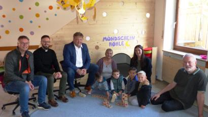 Bild: jp
Die Vertreter aller beteiligten Einrichtungen, aber auch die Kinder zeigen sich von den neue geschaffenen Räumen für die sechste Kastler Kindergartengruppe im Jugendheim Kastl angetan (von links): Roland Pachner von der Diözese Eichstätt, Pfarrer Johannes Arweck, Bürgermeister Stefan Braun, Birgit Wiesend und Nina Weizer von der Kindergartenleitung und Kirchenpfleger Karl Gerstenhöfer.