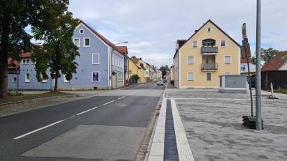 Bild: sne
Nach den Entwürfen soll die Fahrbahn der Bahnhofstraße verengt werden, links oder rechts könnten Bäume mit Parkbuchten kommen. Nach gescheiterter Abstimmung liegen die Pläne auf Eis.