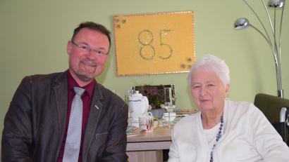 Bild: bö
85. Geburtstag feiert Christa Fechner aus Allersburg. Dazu gratuliert Bürgermeister Florian Junkes.