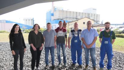 Bild: Stefan Karl/exb
Nadine Grauvogl, Sabine Bäuml, Georg Grabinger, Markus Höfler, Josef Bauer, Peter Pretzl und Wolfgang Körber (von links) blicken zusammen auf eine Betriebszugehörigkeit beim Zweckverband Müllverwertung Schwandorf von insgesamt 225 Jahren zurück.