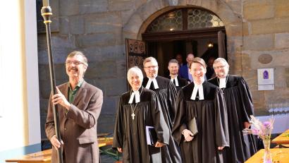 Bild: Bastian Luding
Der frisch zum Pfarrer ordinierte Klaus Tillmann (vorne, rechts) beim Auszug aus der Stadtpfarrkirche in Betzenstein neben Regionalbischöfin Dorothea Greiner (vorne, links).
