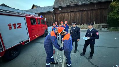 Bild: bey
Die Jugend der Feuerwehr ist mit Eifer bei der Sache.