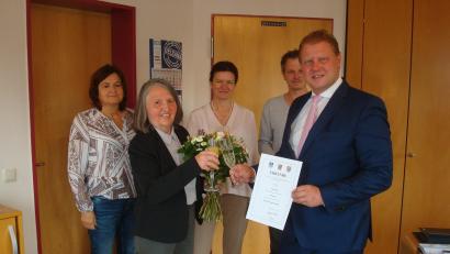 Bild: wmr
Seit 40 Jahren ist Verwaltungsamtsrätin Anna Lang (Zweite von links) im öffentlichen Dienst tätig. Es gratulierten Bürgermeister Stefan Grillmeier (rechts), Personalrätin Martina Rüth (links), Amtsleiterin Ursula Ockl und Personalsachbearbeiter Alfred Mayerhofer.
