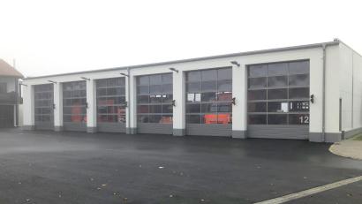 Bild: wro
Durch den Hallen-Neubau beim Gerätehaus an der Egerstraße hat die Feuerwehr Wiesau jetzt ausreichend Platz für Fahrzeuge und Ausrüstung.