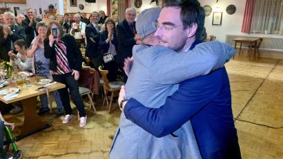 Bild: Gabi Schönberger
Zwei am Ziel: Stephan Oetzinger (rechts) umarmt seinen Wahlkampf-Manager Dominik Baschnagel.