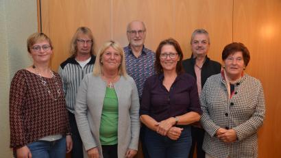 Bild: dob
Barbara Dineiger (Dritte von rechts) und Uli Heine (MItte) führen den Obst- und Gartenbauverein auch weiterhin an. Kreisgartenfachberaterin Maria Treiber (links) und Bürgermeister Andreas Wutzlhofer (Zweiter von rechts) freuen sich über den Aufschwung, der im Verein zu spüren ist.