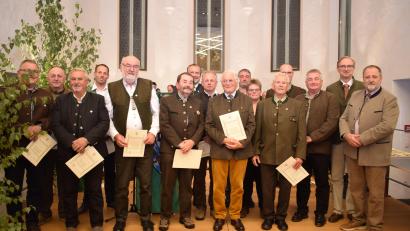 Bild: bnr
Die BJV-Kreisgruppe Nabburg konnte 16 Mitglieder für ihre langjährige Mitgliedschaft zum Bayerischen Jagdverband auszeichnen. Seit 60 Jahren sind Robert Neblich, Karl Freiherr von Lichtenstern und Lorenz Schöner Mitglied. Die Ehrungen nahmen der BJV Kreisvorsitzende Frank Zeitler und der BJV Bezirksvorsitzende MdL Alexander Flierl vor.
