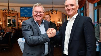 Bild: Petra Hartl
Handschlag und ein Lächeln für die Fotografen: Ambergs Oberbürgermeister Michael Cerny (links) gratuliert bei der CSU-Wahlparty in der Alten Kaserne in Amberg Landtagsabgeordnetem Harald Schwartz zu den ersten Prognose-Zahlen, die ihm am frühen Abend ein ähnliches Ergebnis wie bei der vorangegangenen Landtagswahl zuschrieben.