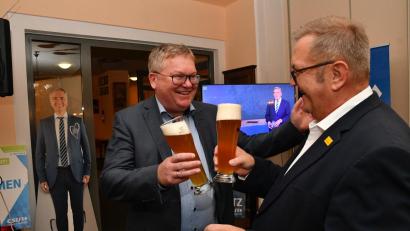 Bild: Petra Hartl
Ambergs Oberbürgermeister Michael Cerny (links) und Bezirksrat Martin Preuß stoßen mit Weißbier an.