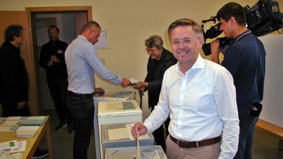 Bild: Bertram Nold
Tobias Reiß ist der klare Wahlsieger im Stimmkreis Tirschenreuth. Er gab am Sonntagvormittag seine Stimme im Wahllokal in Brand ab.