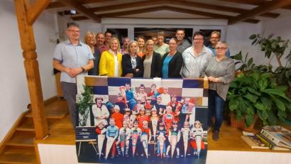 Bild: Erna Worm/exb
Damals und heute: Zum Treffen nach 40 Jahren hatten die Ehemaligen auch ein vergrößertes Foto, das an ihrem ersten Schultag entstanden ist, mitgebracht.