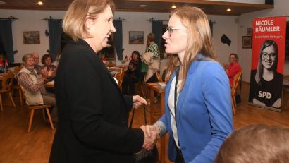 Bild: Gabi Schönberger
Nicole Bäumler (rechts) zieht gerade noch so für die SPD in den Landtag ein. Ihre Vorgängerin Annette Karl sprach ihr am Wahlabend Zuversicht zu.
