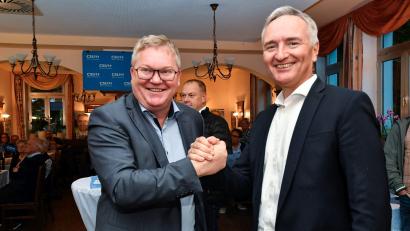 Bild: Petra Hartl
Gegen 18.30 Uhr war man sich bei der CSU-Wahlparty in der Alten Kaserne in Amberg endgültig sicher, dass Direktkandidat Harald Schwartz (rechts) sein Mandat verteidigt hat. Der Amberger Oberbürgermeister Michael Cerny gratulierte dem Abgeordneten, der seit 2013 den Stimmkreis Amberg-Sulzbach in München vertritt.