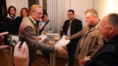 Bild: Gerhard Götz
Alexander Flierl (CSU, vorne, links) verteidigt sein Landtagsmandat im Stimmkreis Schwandorf. In der CSU-Geschäftsstelle gibt's die ersten Gratulationen. Rechts neben Flierl die Kandidaten Sabine Schindler (Bezirkstag, Liste) und Matthias Meier (Landtag, Liste).
