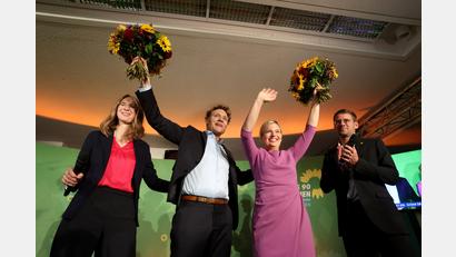 Bild: Karl-Josef Hildenbrand/dpa
Die Landesvorsitzenden von Bündnis 90/Die Grünen, Eva Lettenbauer (links) und Thomas von Sarnowski (rechts) und die beiden Spitzenkandidaten der Partei, Katharina Schulze (2.v.r.) und Ludwig Hartmann stehen bei der Wahlparty nach der Bekanntgabe der ersten Prognose zur Landtagswahl in Bayern auf der Bühne.