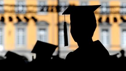 Symbolbild: Fabian Stratenschulte/dpa
Bisher besaßen in Bayern nur Universitäten ein Promotionsrecht. Durch ein neues Gesetz können sich auch technische Hochschulen für das Recht, einen Doktortitel zu vergeben, bewerben.