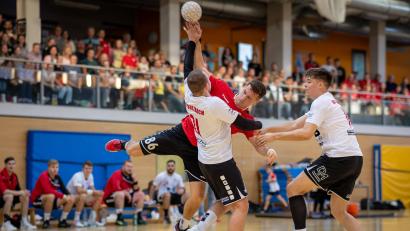 Bild: Günter Uschold
Jannik Uschold (Mitte) steuerte drei Treffer zum Sieg des HV Oberviechtach gegen den SV Buckenhofen bei.