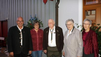 Bild: Jessica Lang/exb
Hans Thümmel (Mitte) zusammen mit (von links) Bürgermeister Klaus Meyer und Seniorenbeauftragte Beate Ott sowie die Schwestern des Jubilars, Helga Bracher und Barbara Roth.