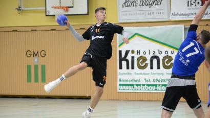 Bild: Andreas Brückmann
Julian Schaller (links) war mit 6 Toren bester Werfer der HG Amberg bei der Heimpleite gegen Regensburg.