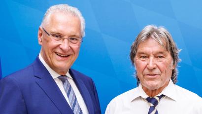 Bild: Matthias Balk/Bayerisches Staatsministerium des Innern, für Sport und Integration/exb
Innenminister Joachim Herrmann (links) überreichte Günter Ziegler (rechts) die Courage-Medaille.