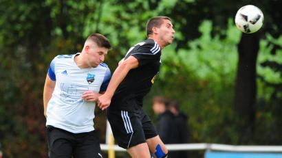 Bild: Schrems
Kopfballduell zwischen dem Kondrauer Jonas Frank (links) und Thomas Faltenbacher vom SV Steinmühle. Die Sportfreunde Kondrau gewannen das Derby mit 5:1.