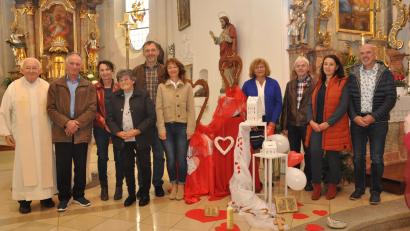 Bild: dob
Mit Pfarrer Gerhard Schmidt (links) feierten die Jubelpaare einen Dankgottesdienst in der Pfarrkirche St. Erhard. Der Geistliche verglich die Ehe mit einem Hausbau. Hedwig Schärtl (Vierte von links) aus Muglhof musste ohne ihren erkrankten Ehemann teilnehmen.