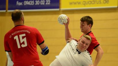 Archivbild: mhs
Fabian Domeier (Mitte) und die Handballer der HSG Nabburg-Schwarzenfeld unterlagen bei der HG Eckental.