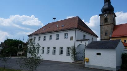 Bild: do
Finanziert von der Marktgemeinde und mit Geldern aus dem staatlichen Dorferneuerungsprogramm beginnt die Teilnehmergemeinschaft mit der Neugestaltung des Kirchplatzes in Neuzirkendorf. Der Vereinbarung zur Kostenaufteilung stimmte nun auch der Kirchenthumbacher Marktgemeinderat zu