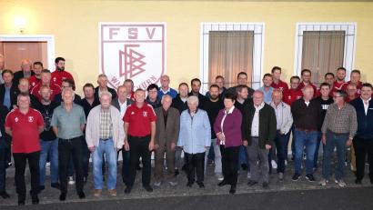 Bild: fvo
Der FSV Waldthurn ehrt zum 70-jährigen Jubiläum langjährigen Mitglieder. Mit dabei: Gründungsmitglied Gerhard Pankotsch (vorne, Sechster von links). An der Spitze des Vereins steht seit neun Jahren Peter Sollfrank (vorne, Zweiter von links).