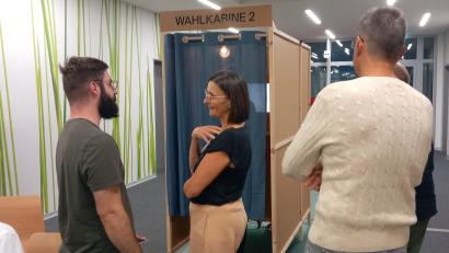 Bild: dir
Die Wahlkabine erzeugte Erstaunen, Unverständnis, Ärger und Besorgnis über künstliche Intelligenz.