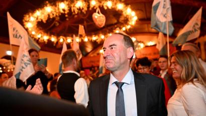 Bild: Sven Hoppe
Hubert Aiwanger, Freie-Wähler-Spitzenkandidat und stellvertretender Ministerpräsident von Bayern, trifft bei der Wahlparty ein. In Bayern fand am Sonntag die Wahl zum 19. Bayerischen Landtag statt.