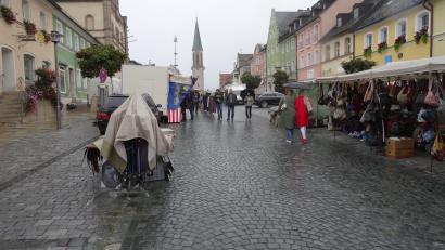 Bild: ak
Zwischen den Ständen taten sich beim Herbst- und Kirchweihmarkt auf dem Kemnather Stadtplatz immer wieder Lücken auf.