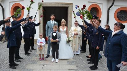 Bild: jr
Kirchlich geheiratet haben am Samstag in der Kappl Sandra und Florian Schön. Beim Verlassen der Dreifaltigkeitskirche wurde das Brautpaar von einem Ehrenspalier erwartet.
