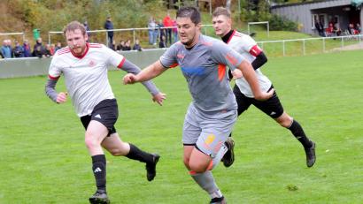 Bild: heh
Julian Schindler (graues Trikot) erzielte beide Tore beim 2:1-Sieg des TSV Waldershof gegen die SpVgg Wiesau (links Michael Bauernfeind, rechts Nico Wolf).