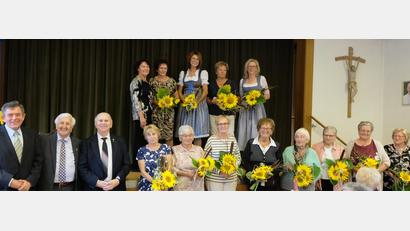 Bild: le
Bei dem Dankeschön an alle früheren und heutigen Mitarbeiterinnen hatte Marlene Noetzel niemanden vergessen. Blumengrüße drückten dies aus.