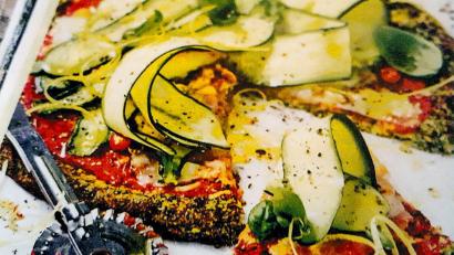 Bild: Heidi Brenner
Mit Zucchini, Basilikum und Zitronenzesten wird die Brokkolipizza vor dem Servieren garniert.