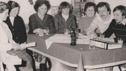 Archivbild: u
Die aufwändigste Sozialaktion in der Geschichte Frauen-Union Hirschau war der Polen-Hilfstransport im Winter 1982, als Waren im Wert von rund 400.000 Mark gesammelt wurden (von links): Mathilde Lang, Schwester Regine Fechner (St.-Wolfgang-Kindergarten), Heidi Flierl, Brigitte Prätori (Antonius-Kindergarten), Elisabeth Götz, Werner Schulz (CSU-Ortsverband) und Alois Karl.