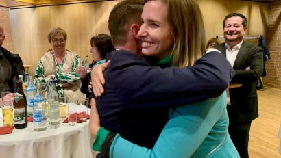 Bild: Gabi Schönberger
Weiden stellt eine neue Landtagsabgeordnete: Oberbürgermeister Jens Meyer herzt Laura Weber am Sonntagabend im Neuen Rathaus.