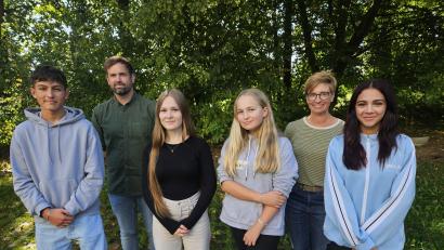 Bild: khg
Nach der Wahl der Landkreis- und Stadtschülersprecher in Vilseck (von links): Noah Graf (Mittelschule Hahnbach), Verbindungslehrer auf Schulamtsebene Philipp Mitterer, Loe Niabel Fürsattel (Mittelschule Vilseck), Fanni Gleixner (Montessorischule Amberg), Verbindungslehrerin auf Schulamtsebene Jutta Gebhardt und Narmin Badr (Dreifaltigkeits-Mittelschule Amberg).
