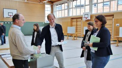 Bild: Thomas Dobler
Konrad Kiener, hier mit Gattin Judith und den beiden Kindern, fand sich gegen 11 Uhr zur Stimmabgabe ein,. Als erstes warf er den Stimmzettel zur Wahl des ersten Bürgermeisters in die Urne, die in der Mehrzweckhalle stand.