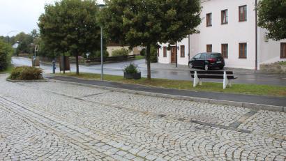 Bild: soj
Demnächst wird es am Ebnather Marktplatz zwei öffentliche Ladesäulen für Elektroautos geben. Diese beiden Längsparkplätze werden dafür hergenommen.