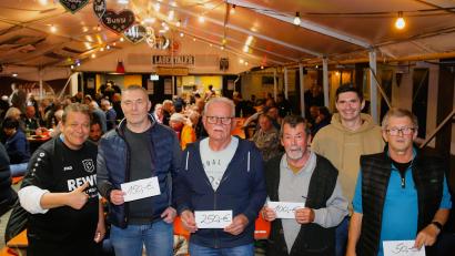 Bild: war
Es freuen sich über Gewinne: Andreas Schmid (SV-Förderer), Mäx Rösch (Co-Veranstalter Kirwaleit), Uwe Robeis aus Amberg auf Platz zwei (131 Zähler und 150 Euro), Jürger Költsch aus Luhe auf dem Top-Platz (138 Punkte und 250 Euro), Norbert Deubzer aus Weiden (126) und der Georgenberger Wilibald Friedl (124 Punkte und 50 Euro) (von links).