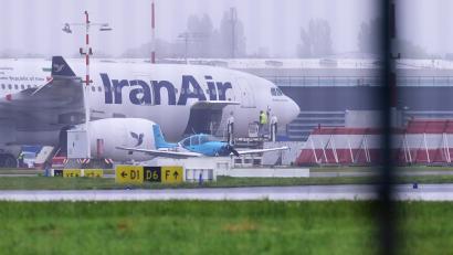 Symbolbild: Jonas Walzberg/dpa
Ein Flugzeug der Iran Air steht auf dem Flughafen Hamburg. Der wegen einer Anschlagsdrohung auf eine iranische Maschine aus Teheran eingestellte Flugbetrieb am Airport Hamburg ist wieder angelaufen.