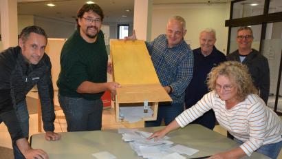 Bild: jr
Um 18 Uhr schlägt die Stunde der Wahrheit in den Wahllokalen. Hier leeren im Abstimmungsraum in der Sparkasse Tirschenreuth (von links) Martin Malzer, Michael Arbter, Peter Hamm, Wahlvorstand Gerd Meier, Markus Frötschl und Gerlinde Müller eine Urne.
