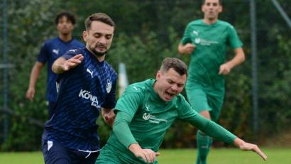 Bild: ham
Dominik Linsmeier (rechts) und die Stullner kämpften bis zum Schluss. Gegen den SV Schwandorf-Ettmannsdorf holten sie am Ende noch ein 4:4.