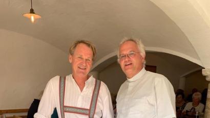 Bild: Roland Klein/exb
Ski-Legende Markus Wasmeier (links) und Pfarrer Roland Klein im Gasthaus des Bauernhof-Museums.